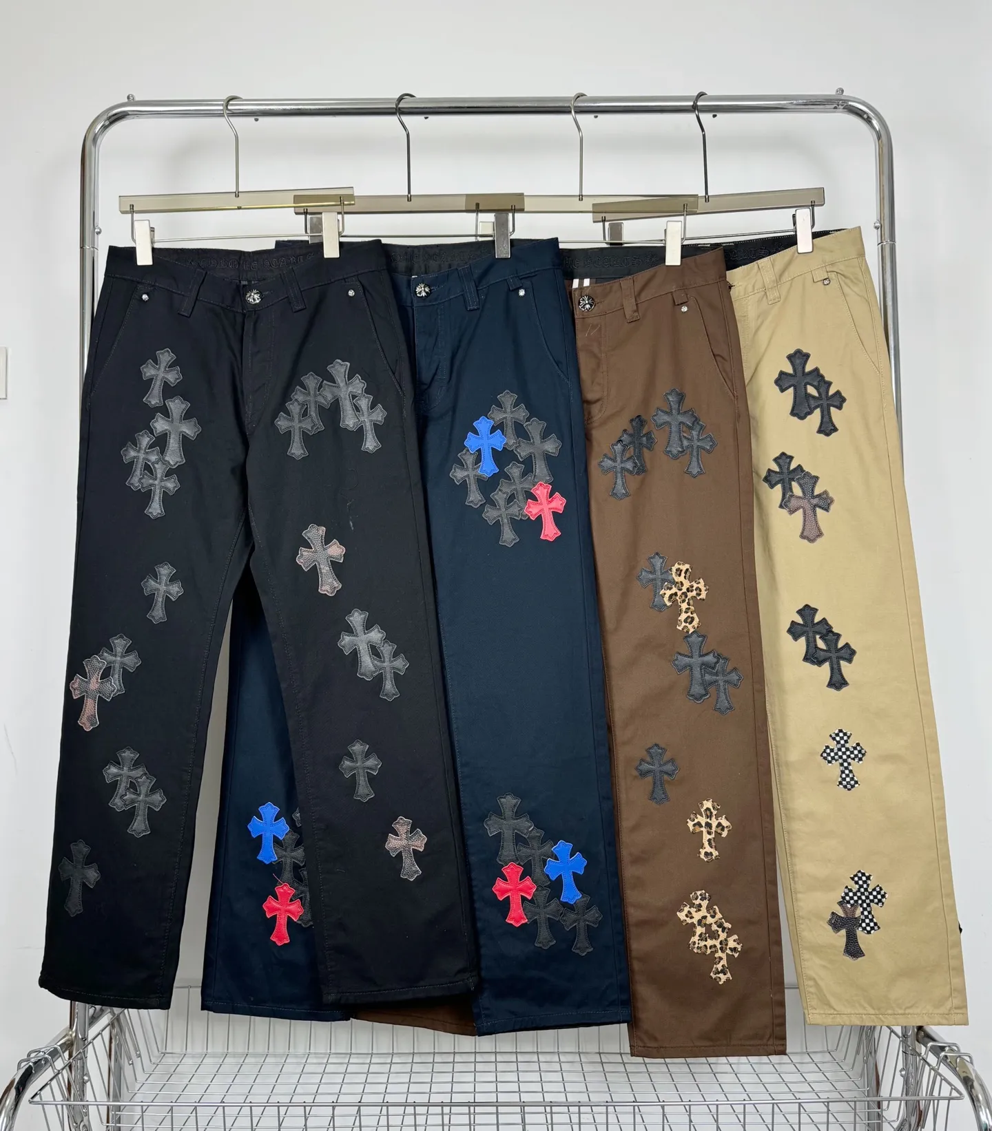 P260 model number: H852 ChromeHearts & ChromeHearts Black Basket Casual Pants Jeans Original hardware accessories washed and other hanging tags, QR code analysis is from the original factory, high degree of restoration, you are welcome to compare with a certain product ~ Three-dimensional version Loose and comfortable, not picky about body shape Make you taller and slimmer Seiko factory Original quality control Same style for men and women Can be matched with couples Versatile recommendation Necessary jeans for all seasons Hipsters have been disappointed From the quality selection of fabrics, the tailoring of details, and the matching of patterns, everything is impeccable! The upper body is so handsome when worn...it can be easily worn by men, women and children! The craftsmanship is made of heavy-duty washed pure cotton denim fabric. After washing, it is soft and thick. It is very stylish when worn on the body. Size: 28, 30, 32, 34, 36 (S-XXL) Color: Navy Blue